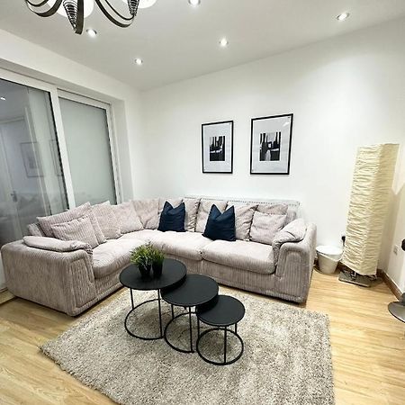 London Charm - Comfortable Room In Spacious House Bagian luar foto