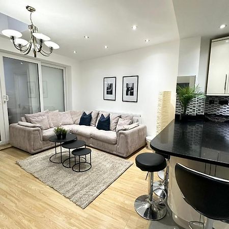 London Charm - Comfortable Room In Spacious House Bagian luar foto
