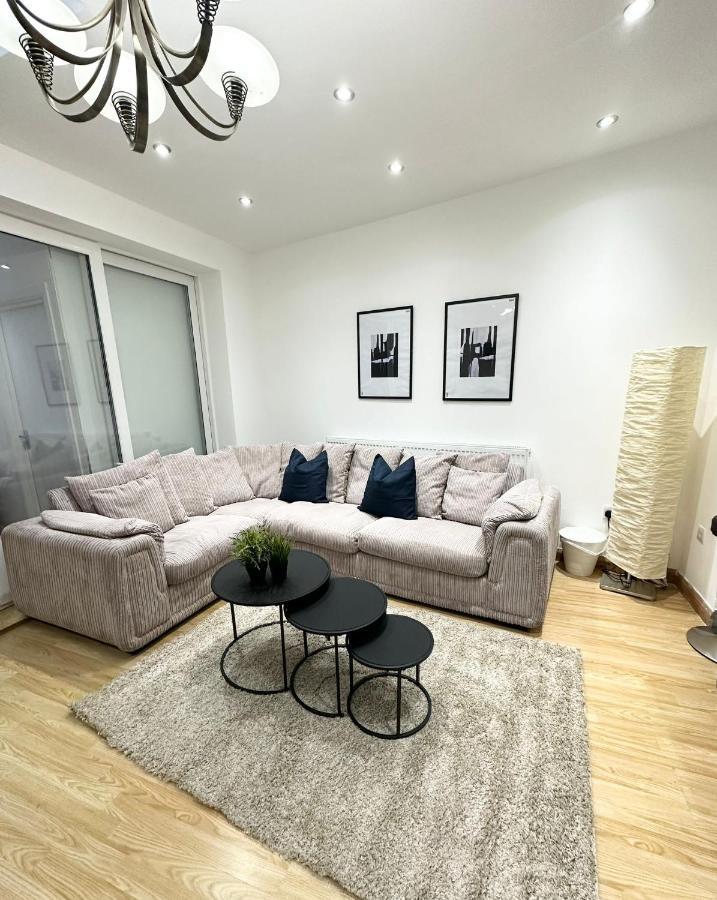 London Charm - Comfortable Room In Spacious House Bagian luar foto