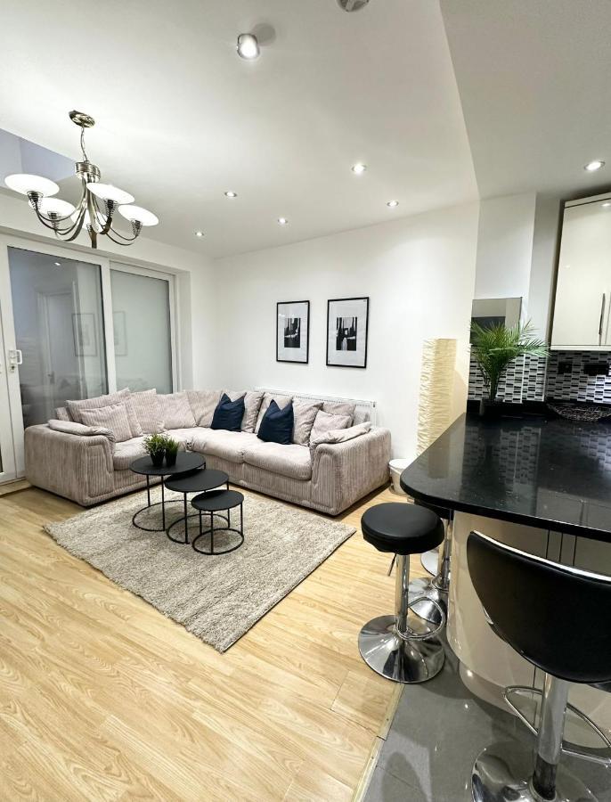 London Charm - Comfortable Room In Spacious House Bagian luar foto