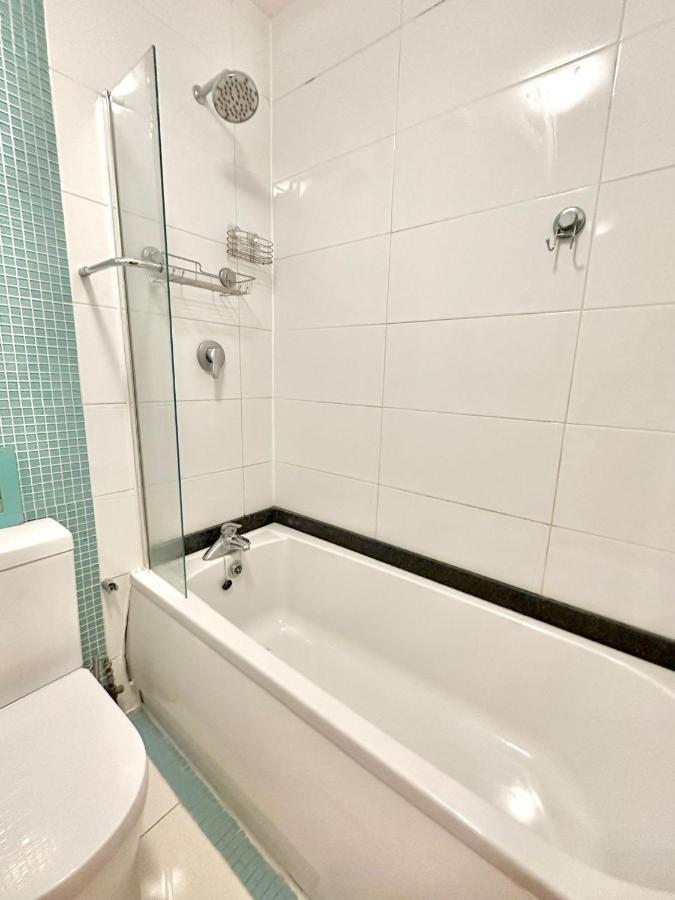 London Charm - Comfortable Room In Spacious House Bagian luar foto