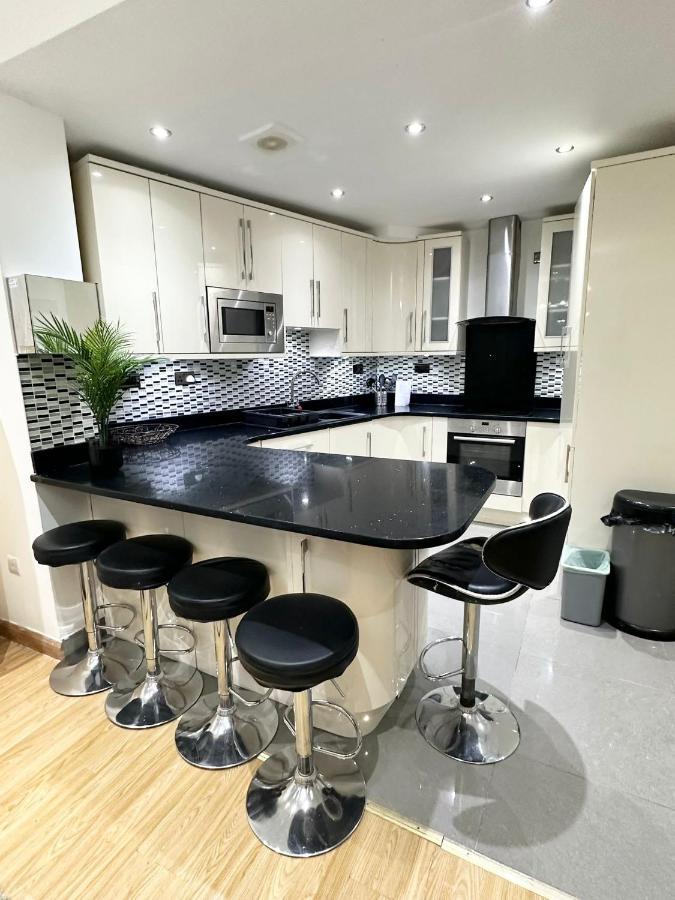 London Charm - Comfortable Room In Spacious House Bagian luar foto