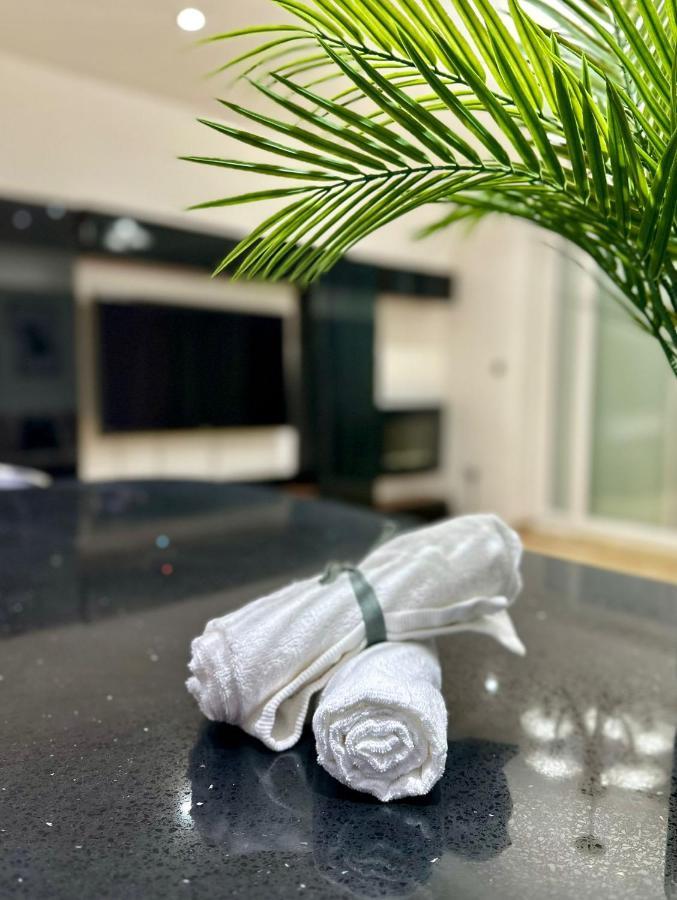 London Charm - Comfortable Room In Spacious House Bagian luar foto