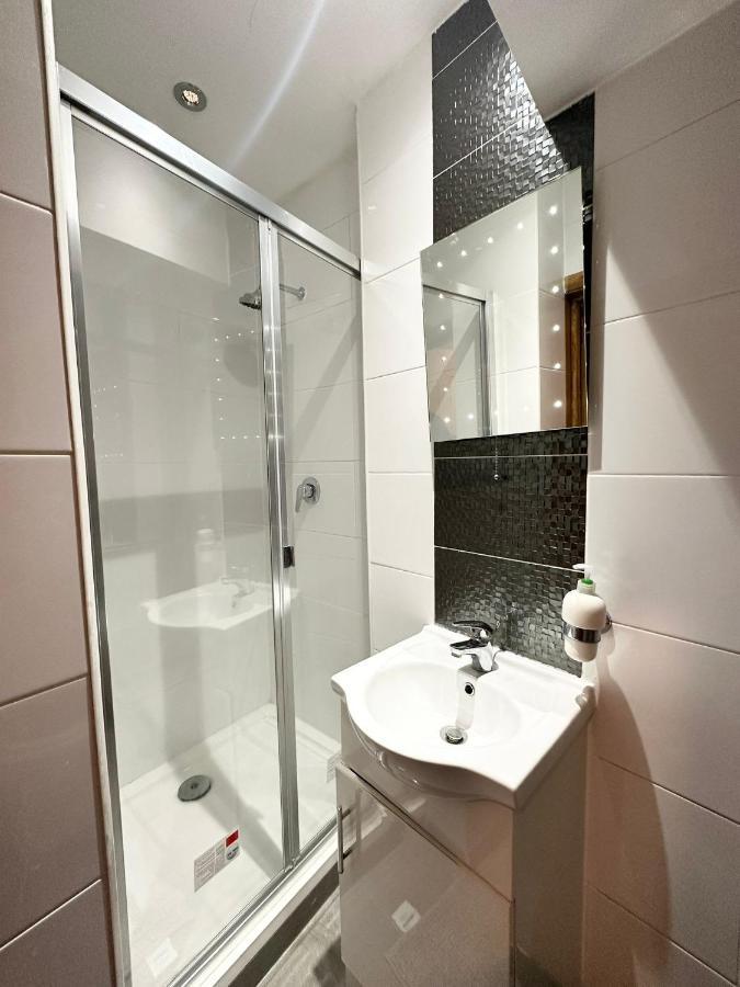 London Charm - Comfortable Room In Spacious House Bagian luar foto