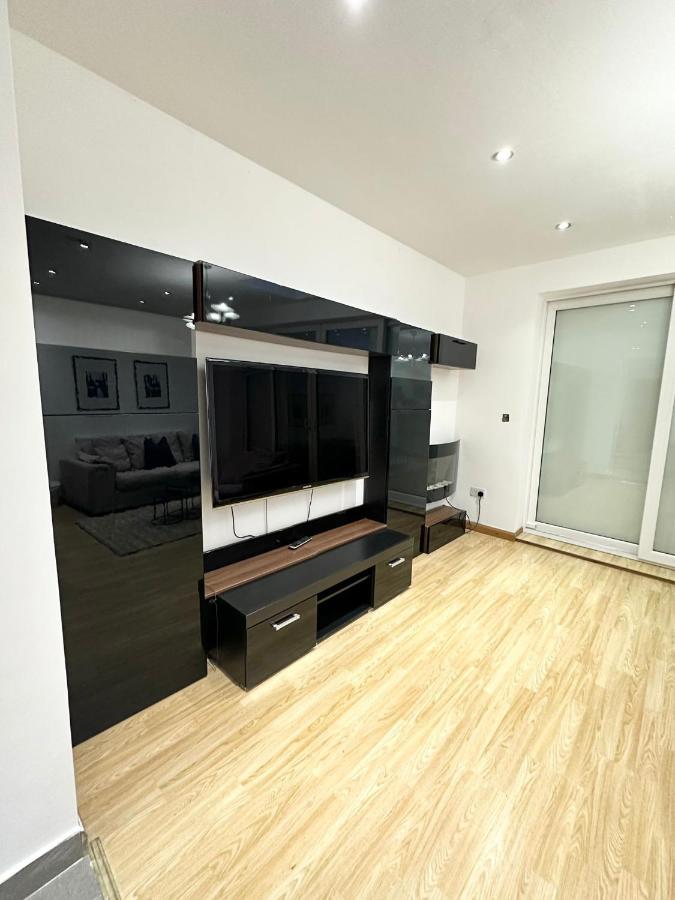 London Charm - Comfortable Room In Spacious House Bagian luar foto